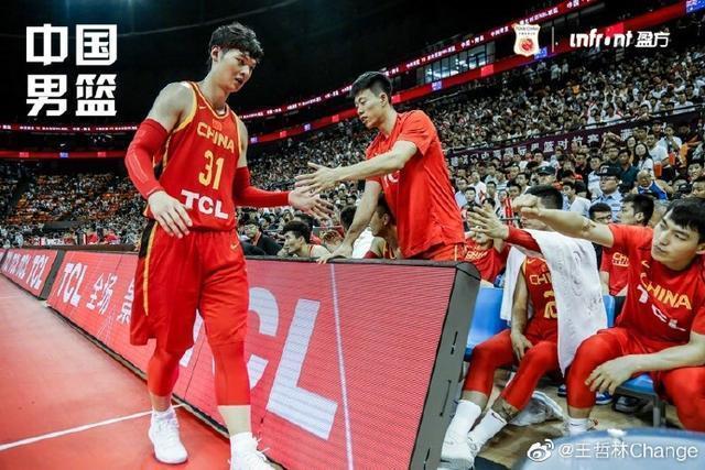 福建男篮|场均准20+10!入选最佳防守球员,带伤回归中国男篮,你真是拼了