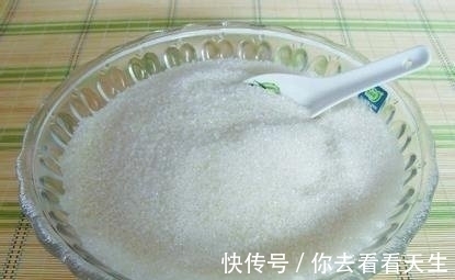 护肤品|别买昂贵的护肤品了，睡前涂点厨房里的它，三次皮肤亮白年轻十岁