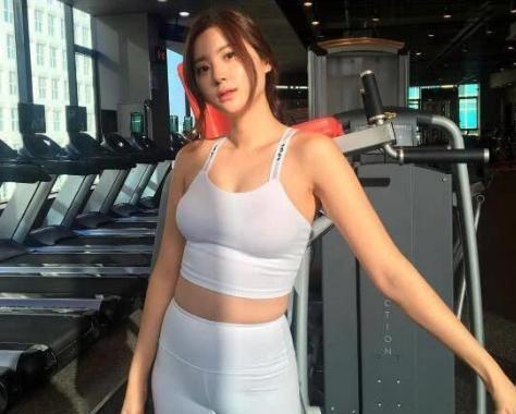 男女有别|年轻美女健身多年,完美身材曲线迷人,被称为背影女神