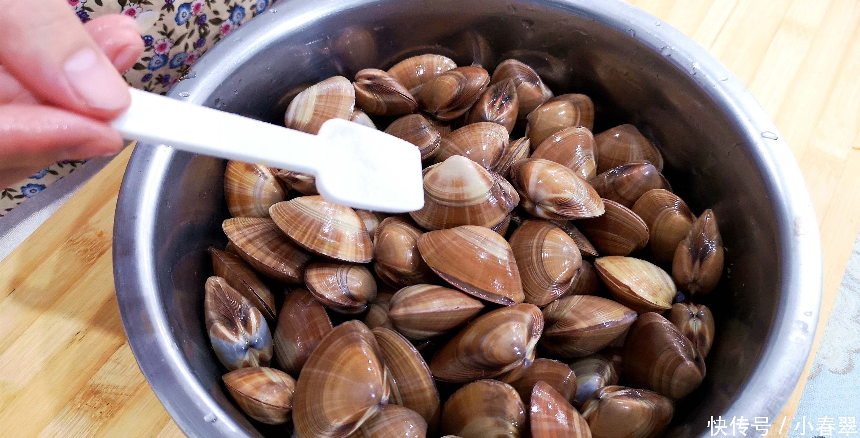 鲜嫩|花甲焯水惹争议,炒前多加一个步骤,花蛤鲜嫩无沙,味道更鲜美