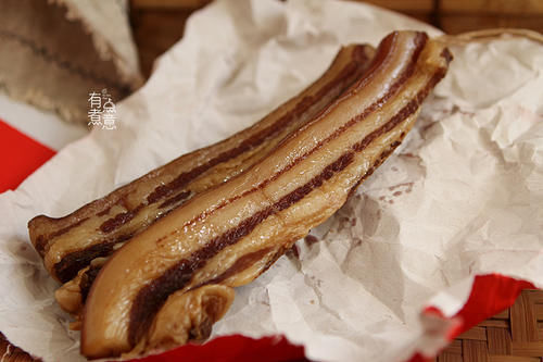 腌腊肉,只用冷水洗可不行,多做一步,腊肉无异味,咸香又可口