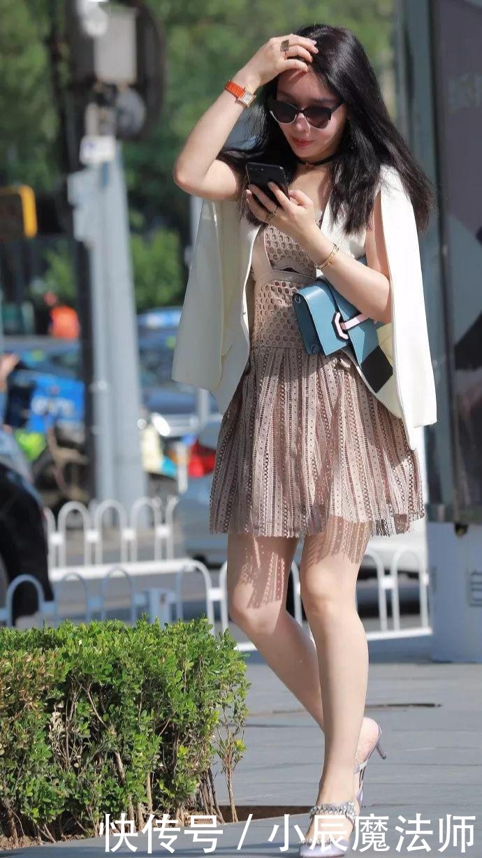 美女脚上一双尖头高跟鞋,看上去很有运动气息,想追求她有机会吗