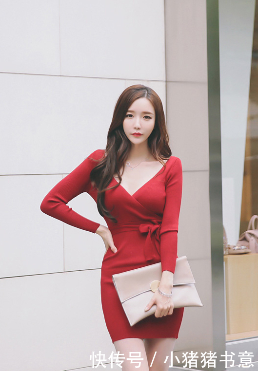 街拍穿绿色连衣裙的美女，走在街上很是惹眼，充满时尚感