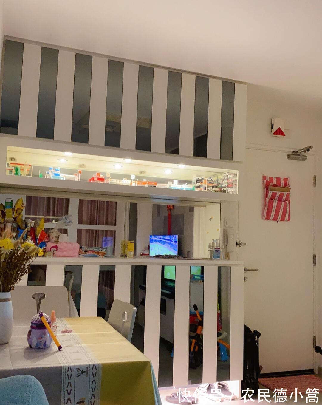 拖床|香港夫妇54㎡蜗居生活,沙发离电视不足一米,却温馨得令人羡慕