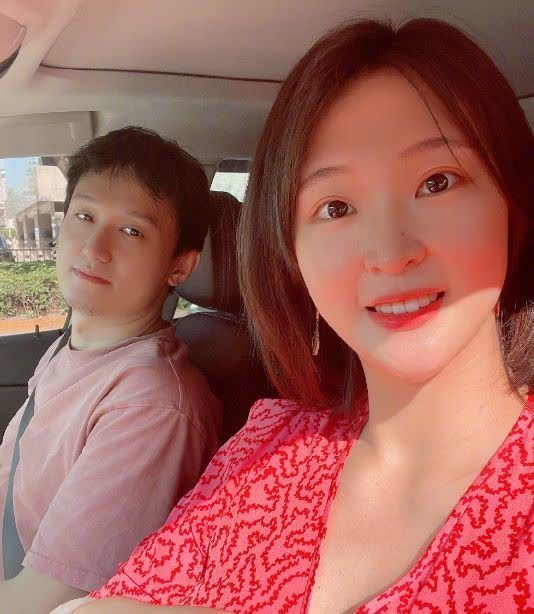 全家福|惠若琪晒全家福为女儿庆百天,怀抱女儿与老公甜蜜亲吻,好幸福