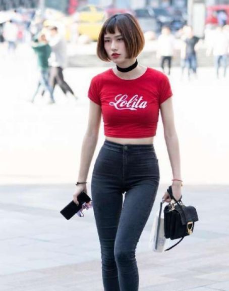 短裙|街拍:第三位穿抹胸短裙的美女,白皙美腿让人羡慕