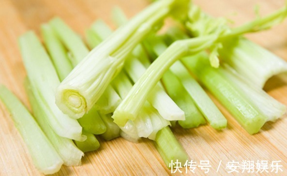 甲鱼|提个醒吃芹菜不能碰此物,吃了就是没病找病,现在知道还不晚