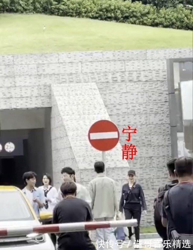 周也|中餐廳最新路透,姚安娜多看龔俊一眼都被罵,節(jié)目未播就遭受網(wǎng)暴