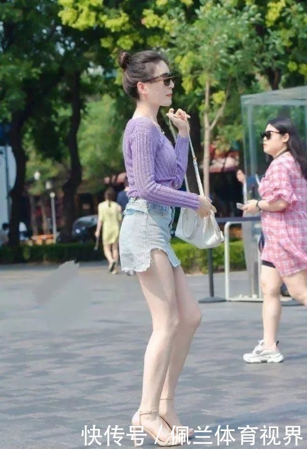 紫色针织上衣,腰间的纽结设计,个性时尚