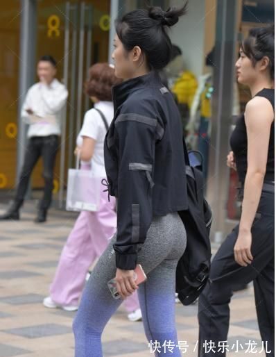 风衣 黑色长袖风衣搭配高腰瑜伽裤,修身时尚大方得体,运动感满满