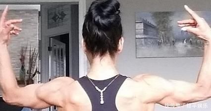 年龄|身材苗条,一身肌肉充满活力,健身多年如今56岁却让人分不清年龄