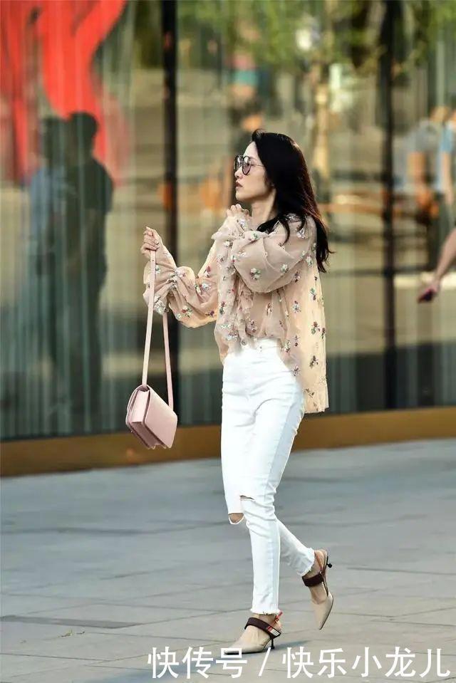 街拍搭配上一双条纹式的尖头高跟鞋,让她带着一种经典又复古的浪漫