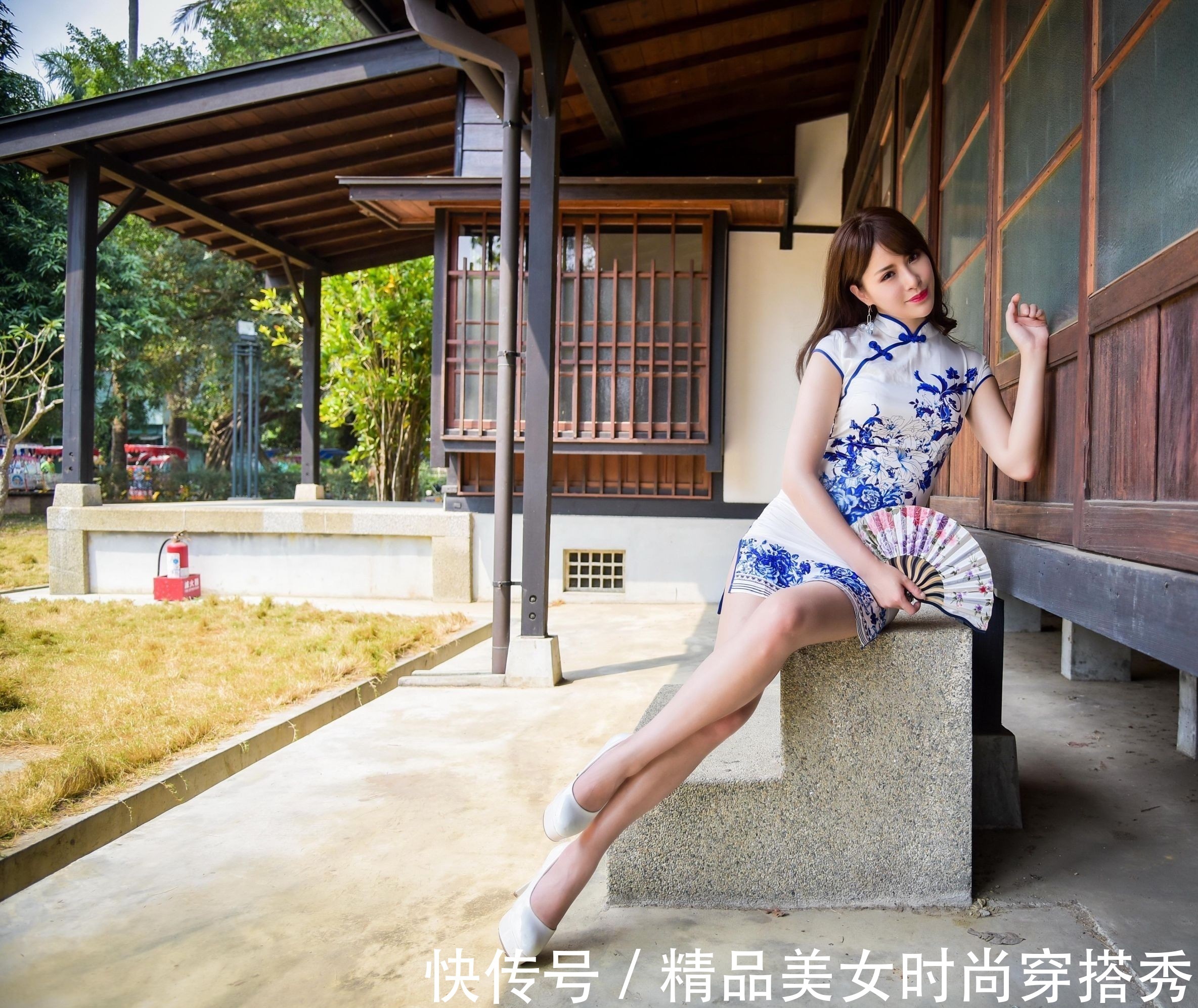 典雅|旗袍可以将女性的典雅与悠扬呈现，搭配一双白色高跟鞋知性典雅