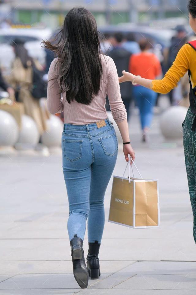 蓝牛仔 藕粉色上衣轻柔淡雅,搭配牛仔裤,造型既休闲又浪漫