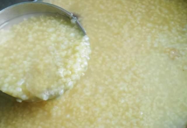 熬小米粥时,外行人只会用清水,牢记这3点,粥香浓黏稠,米油厚