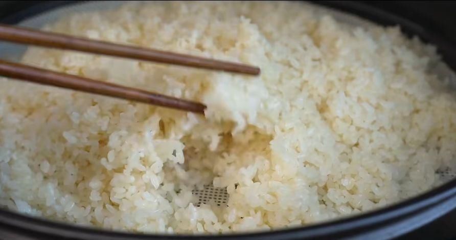 糯米这样做太好吃了,上锅一蒸一烙,香甜软糯,全家人都爱吃