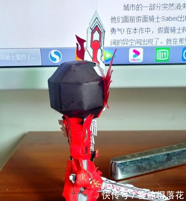 手办|漫迷自制《假面骑士圣刃》手办，网友生而为人，我很抱歉
