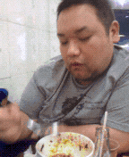 |搞笑GIF:第一次结婚没经验,岳父在上,小婿先干为敬