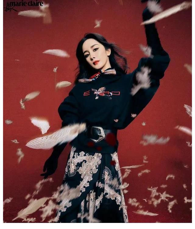 杨幂 别样飒气造型,极具张力与创新力,展现自由肆意的追求
