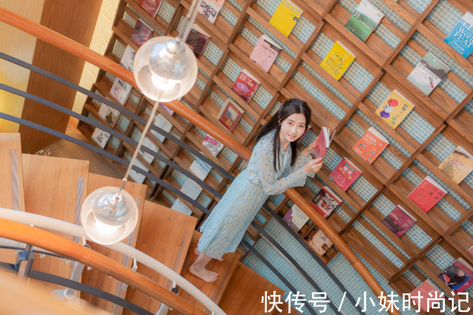 碎花裙|小姐姐的碎花裙十分的优雅清新,简约大气中也有女性的柔美