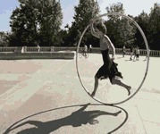 |搞笑GIF:都这时候了还看什么看 赶紧来救我啊,真装不下去了