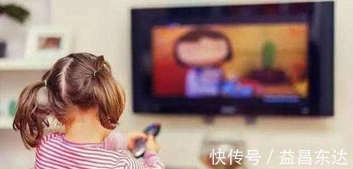电视|三岁以内孩子看电视,影响视力是次要的,这四方面的危害才大