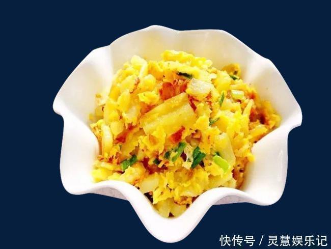 炒鸡蛋直接下锅 炒出来的鸡蛋是有腥味 加这步骤炒出来的鸡蛋软嫩