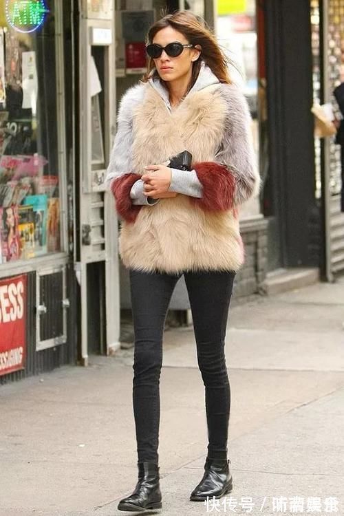 裤装 最近流行一种穿法,叫“短靴+长裤”,显高显腿长,很适合小个子