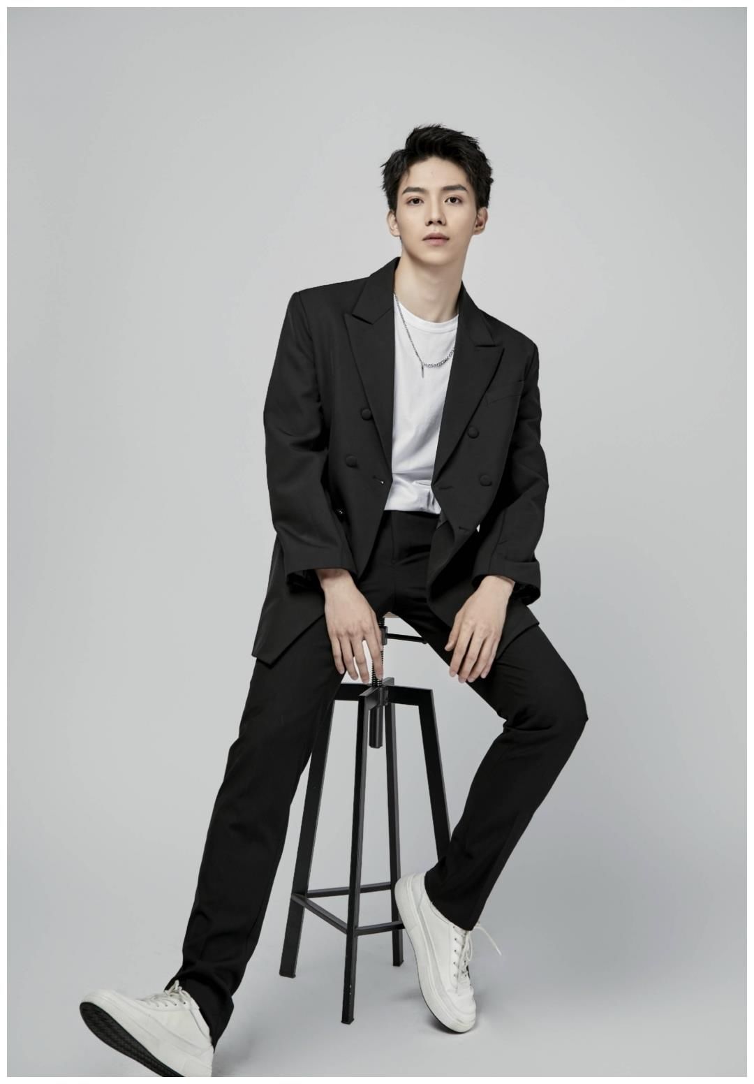 余景天不退赛还有望C位出道？网传罗一舟C位已定，猕猴桃的魔咒