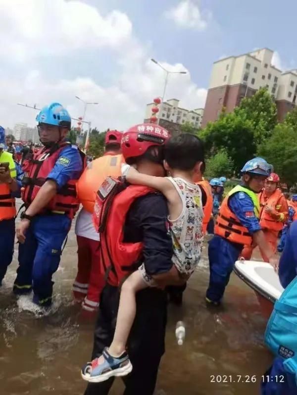 河南|救援日记：洪水无情人有情 风雨浸衣暖万家