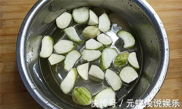 金黄色|5元钱做出的“丝瓜烧豆腐”，很适合热天吃，做法超级简单