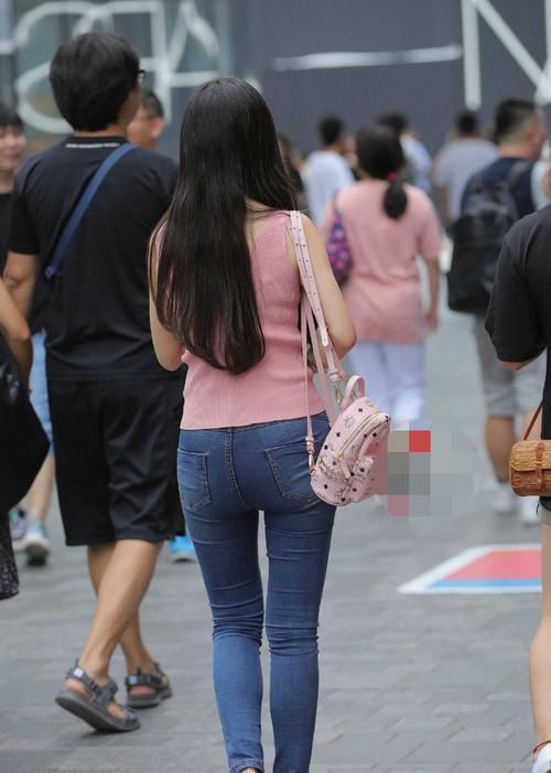 回头率|粉色背心搭配牛仔裤,穿一双高跟鞋,小姐姐回头率老高了