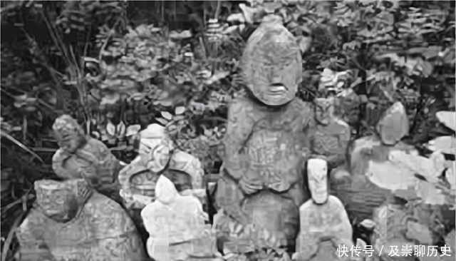 立在|万尊石像立在山间,诡异面孔让人敬畏,规模远超兵马俑