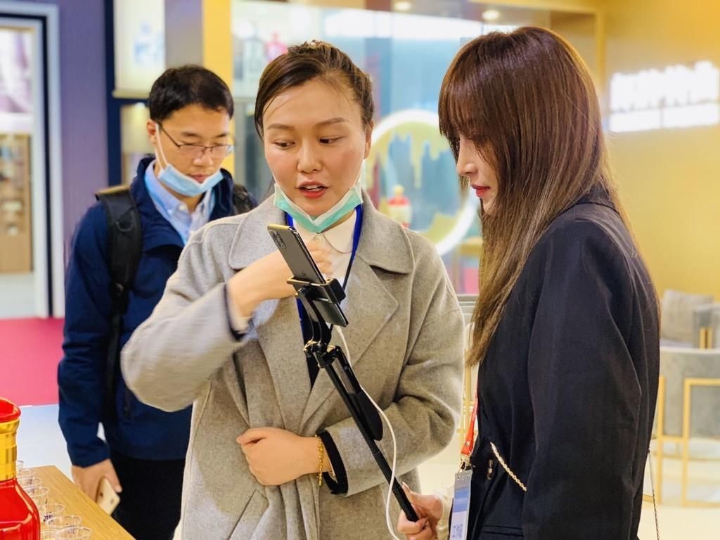 看酒|川宝看酒博VLOG⑥ | 旗袍主播、抖音网红直播“带酒”足不出户可看300款酒