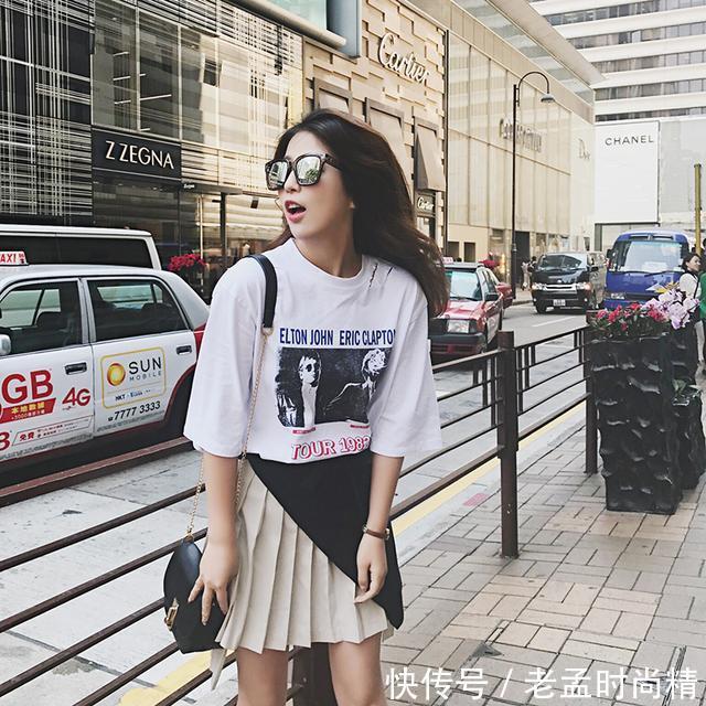 宽松 白色T恤,简单而不缺乏轮廓,考验妹子们的穿衣功力