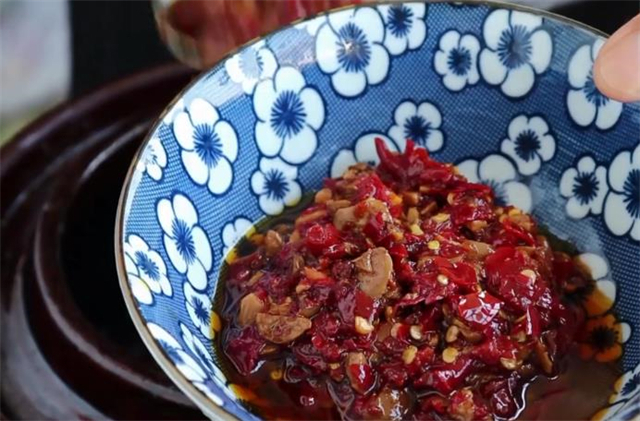 豆腐皮教你新做法，味道麻辣过瘾，刚上桌就被抢着吃，太香了