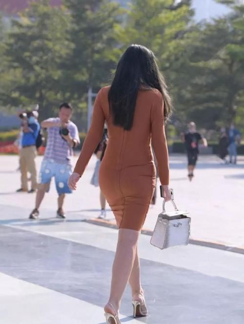 吊带裙修身大方，很经典的款式，气质满分