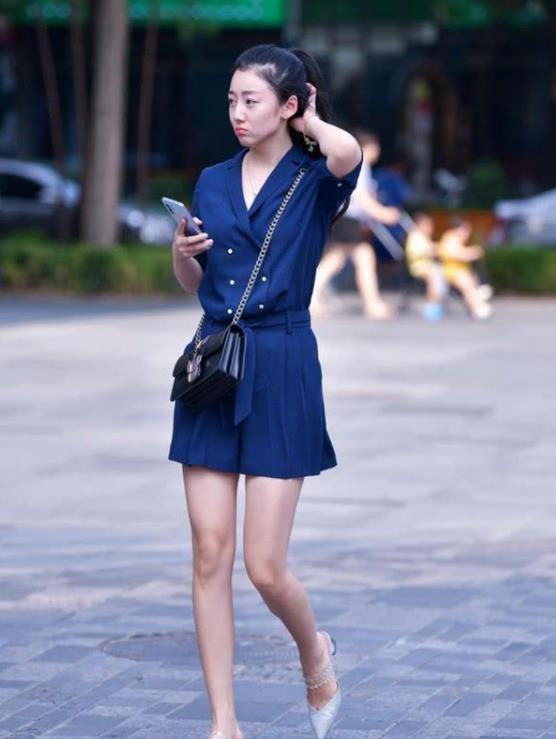 街拍:明眸善睐的美女,身穿连衣裙,时尚女性魅力风采