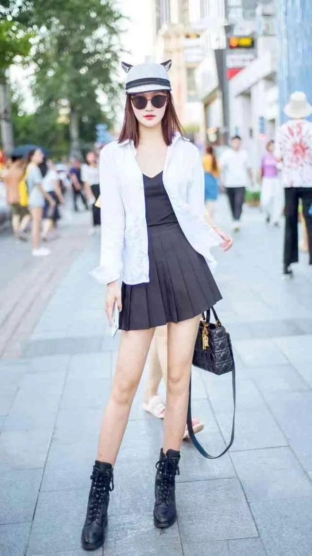 街拍：身材高挑气质靓丽的辣妈，走路带风气质不凡