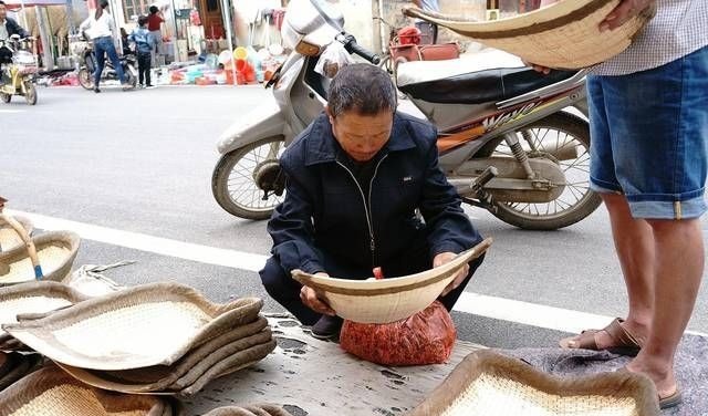 大集上老人卖多年不见的稀罕物，以前你家也有，75元一个值吗？