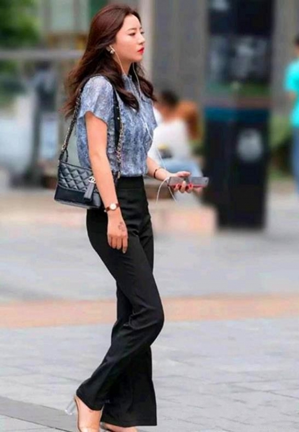 路人街拍,穿一件红色印花衬衫,尽显女人时尚的一面