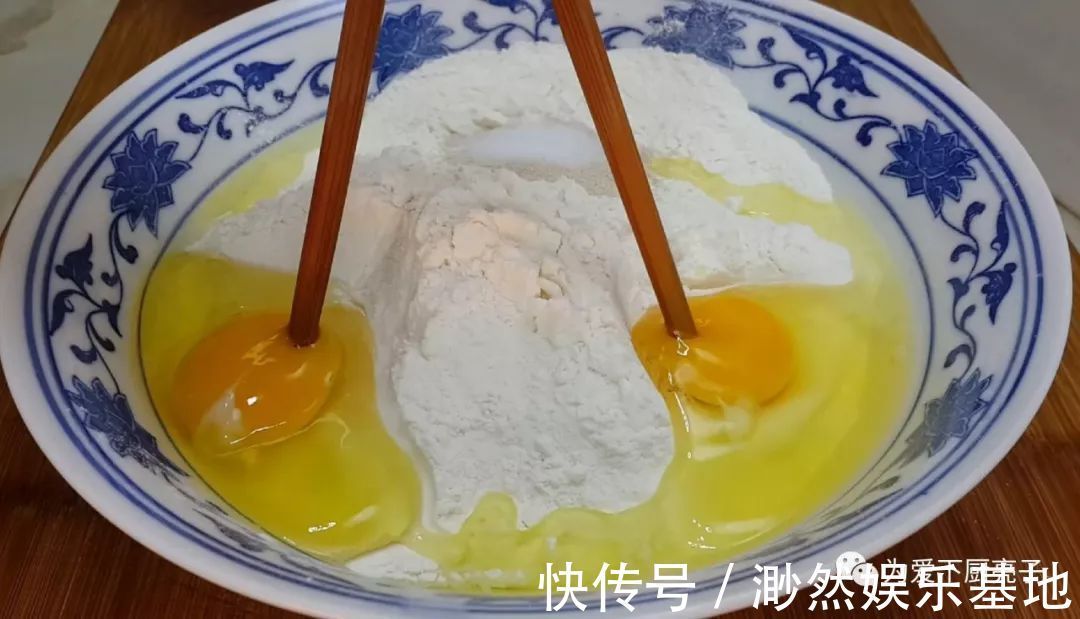 以后面粉就这么做,加2个鸡蛋,不烙饼不蒸馍,香甜酥脆上桌秒光