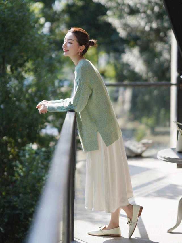 毛衣|秋冬季,“薄荷色”毛衣火了,搭配上白色半身裙温柔优雅,超洋气