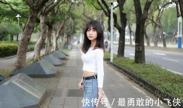 平底鞋 白色针织衫搭配牛仔裤+平底鞋,整体的风格简约又休闲,清爽舒适