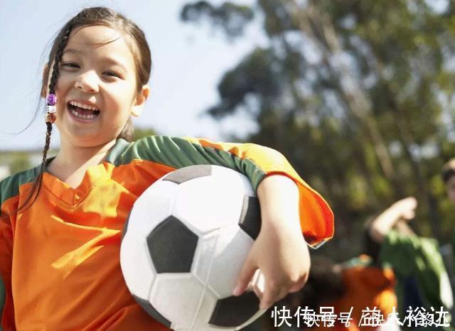 妈妈|女儿百日宴“抓周”,一下抓起“饱腹之物”,妈妈脸红没脸看了