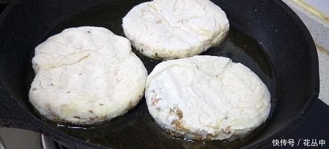 芝麻烧饼这样做真香,不揉不擀面,更不用调油酥,出锅一盘不够吃