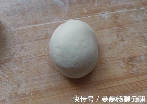 70岁的老妈蒸馒头有一手,这2步学会了光滑暄软特好吃,收藏试试