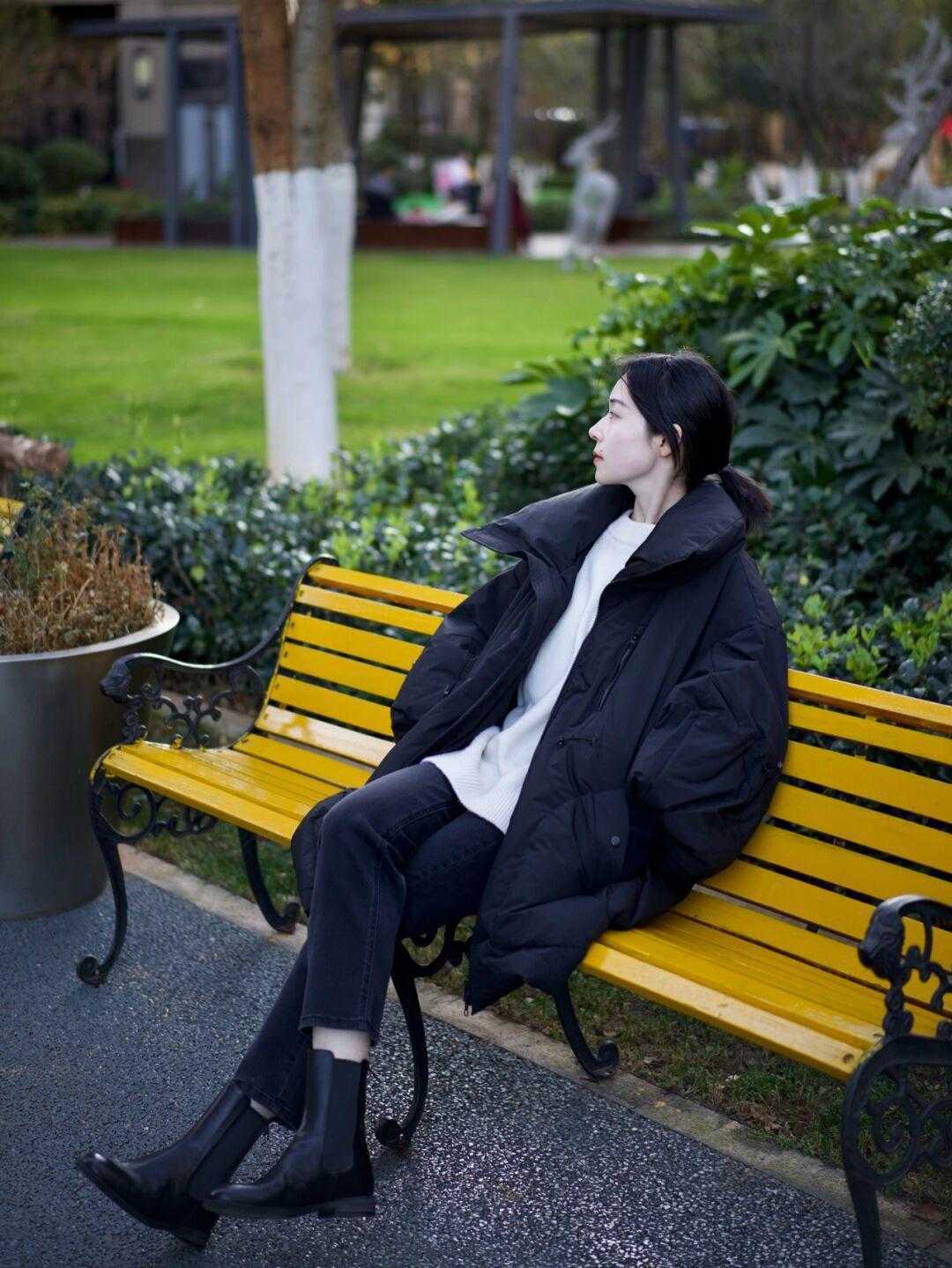 羽绒服 爱美的女人穿羽绒服不配打底裤,这些裤子更时髦个性,你有几条?