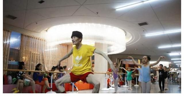 杨丽萍$他被称为女版杨丽萍，46岁了还是“巨婴”，年入百万没人愿意嫁