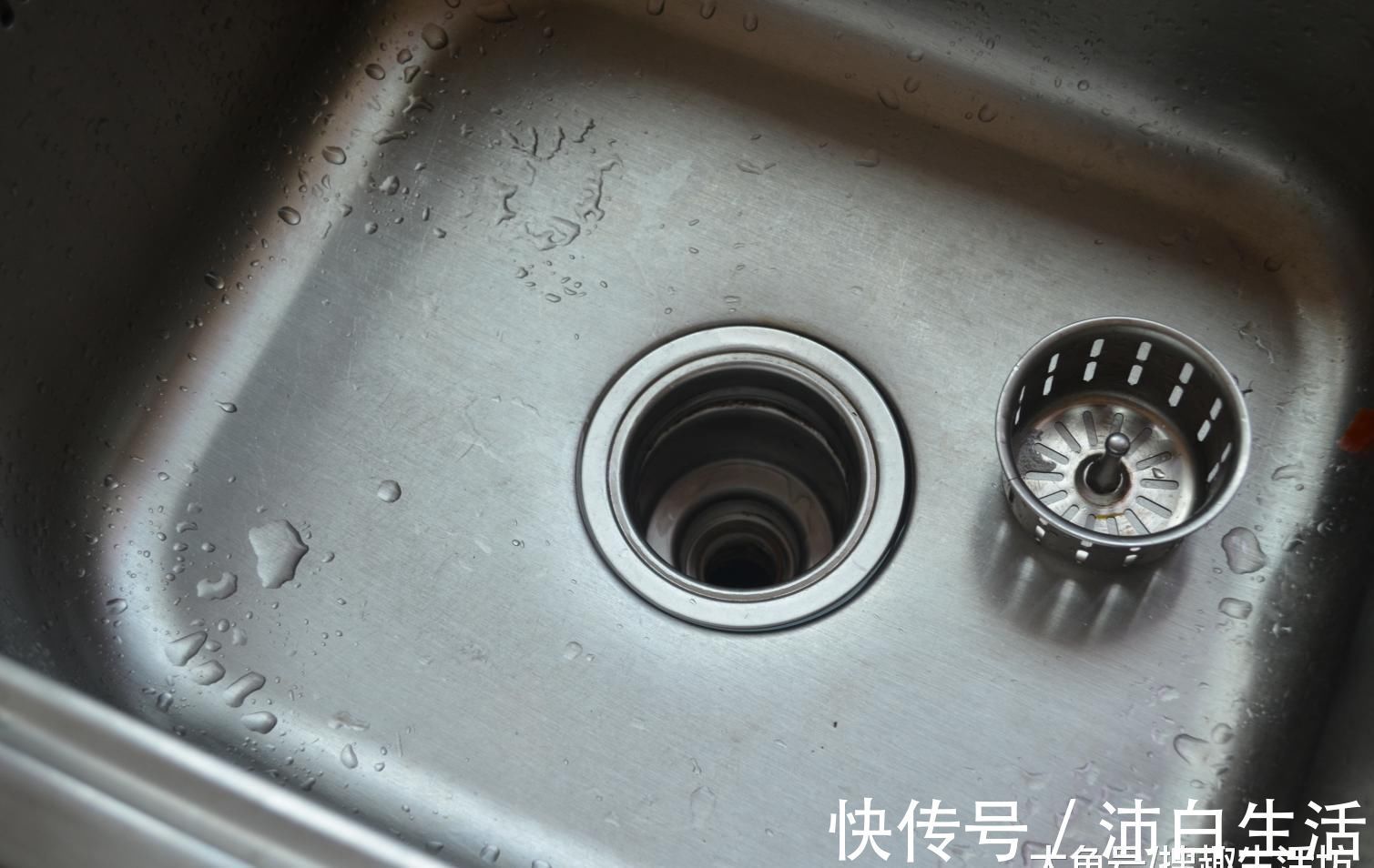 洗碗槽的排水口又脏又臭难清洗 用这个方法能帮你解决, 省钱又实用